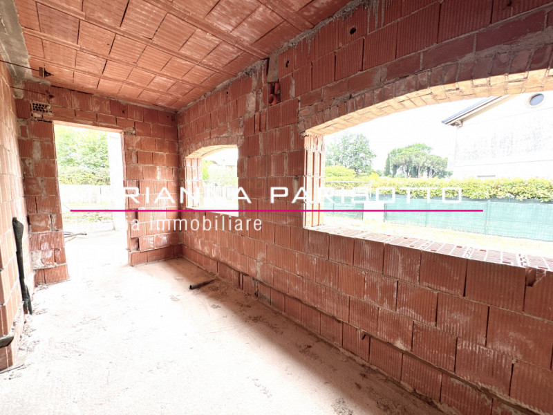 Immagina di costruire la tua casa nel cuore della Destra Brenta, circondata dal verde, dalla quie...