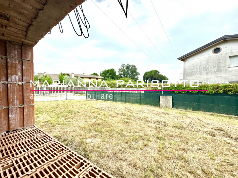 Immagina di costruire la tua casa nel cuore della Destra Brenta, circondata dal verde, dalla quie...