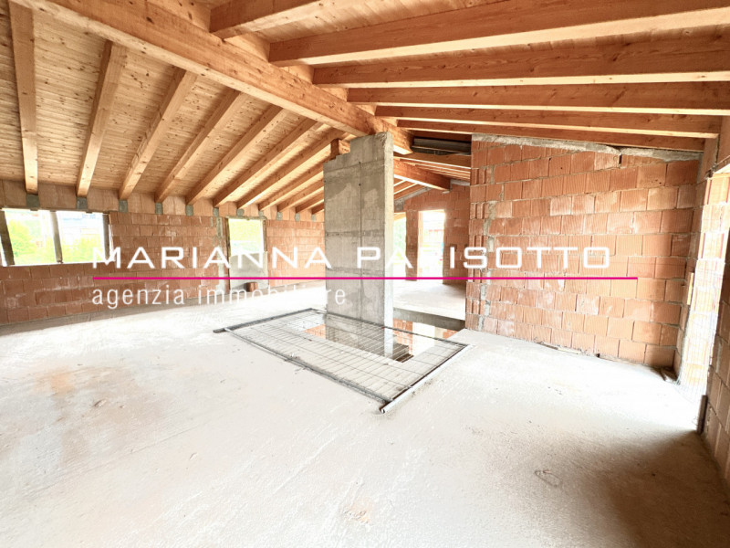 Immagina di costruire la tua casa nel cuore della Destra Brenta, circondata dal verde, dalla quie...