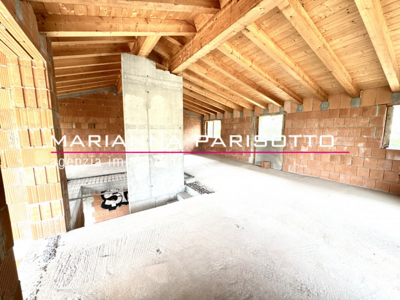 Immagina di costruire la tua casa nel cuore della Destra Brenta, circondata dal verde, dalla quie...