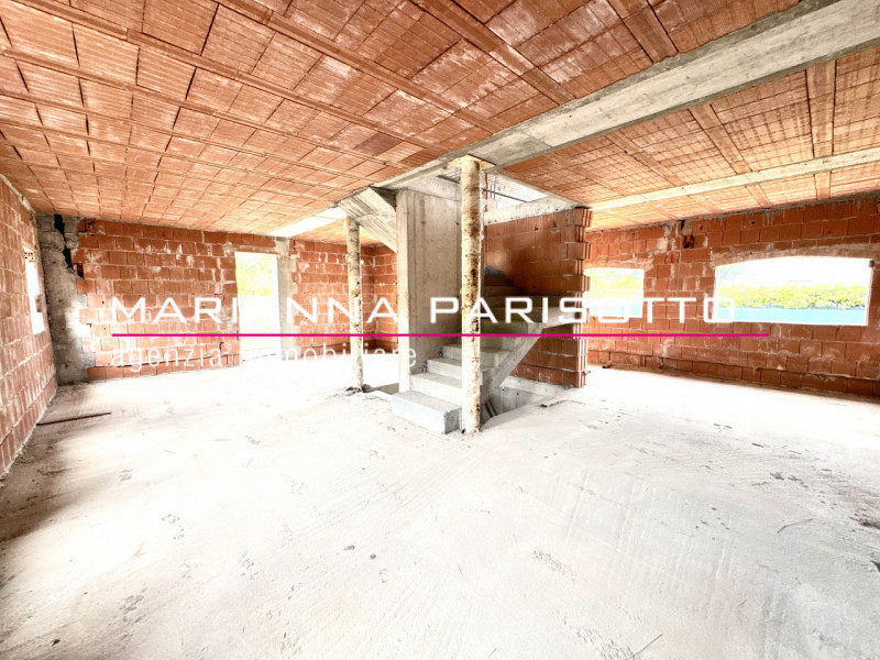 Immagina di costruire la tua casa nel cuore della Destra Brenta, circondata dal verde, dalla quie...