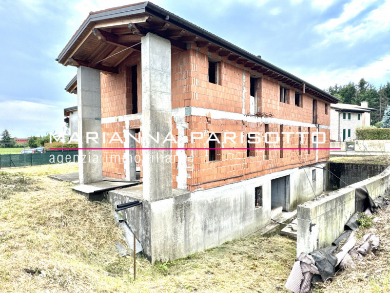 Immagina di costruire la tua casa nel cuore della Destra Brenta, circondata dal verde, dalla quie...