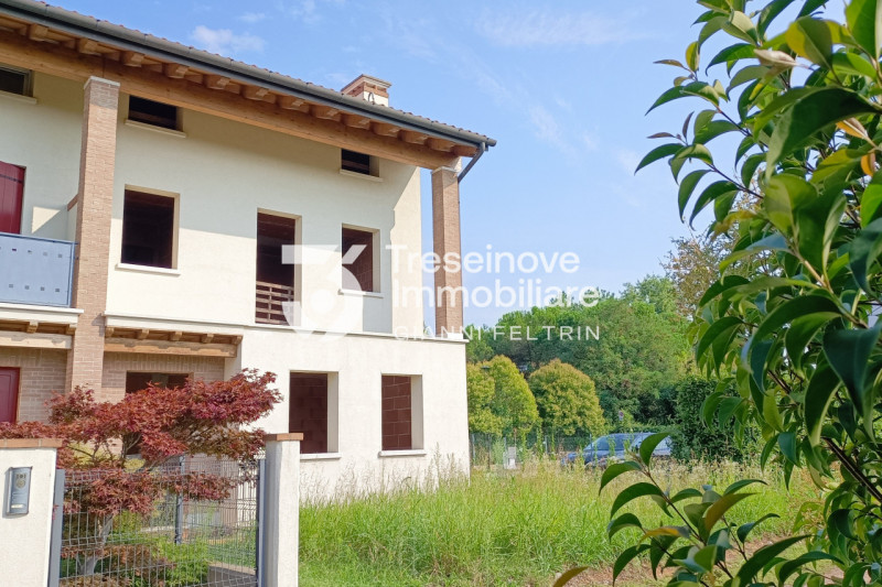 (per info Feltrin ing. Gianni 328 8349492) Nel suggestivo comune di Paese, nella frazione di Pade...