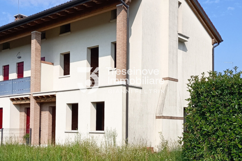 (per info Feltrin ing. Gianni 328 8349492) Nel suggestivo comune di Paese, nella frazione di Pade...