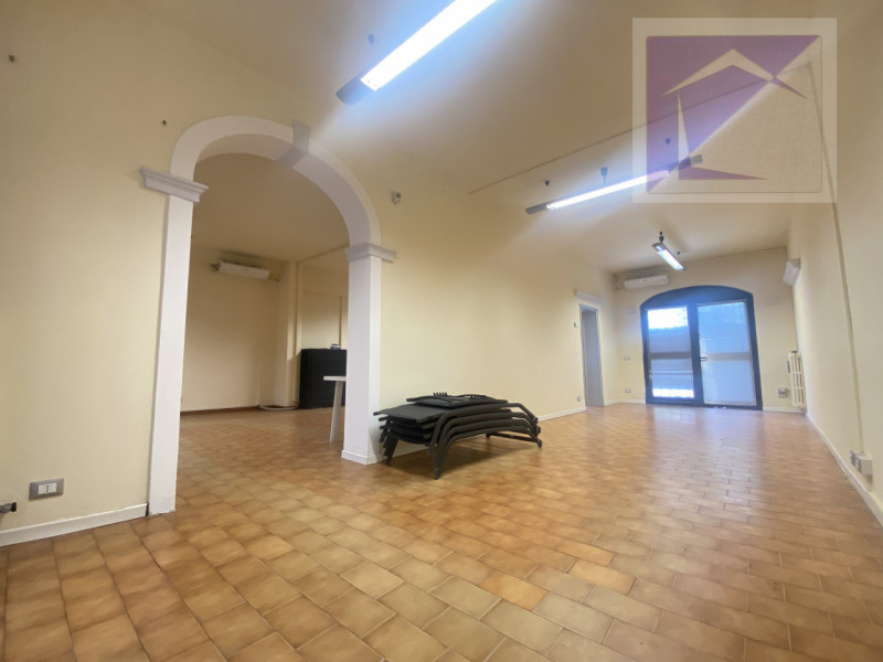 In posizione strategica, nel cuore di Camposampiero, proponiamo in locazione un ampio negozio di ...