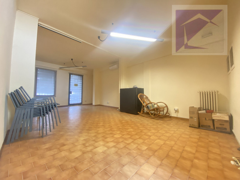 In posizione strategica, nel cuore di Camposampiero, proponiamo in locazione un ampio negozio di ...