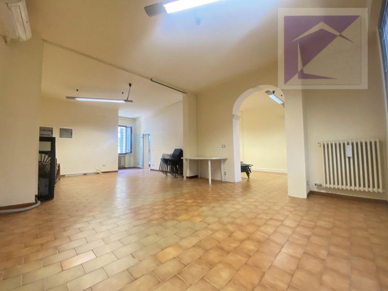 In posizione strategica, nel cuore di Camposampiero, proponiamo in locazione un ampio negozio di ...