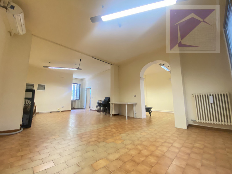 In posizione strategica, nel cuore di Camposampiero, proponiamo in locazione un ampio negozio di ...