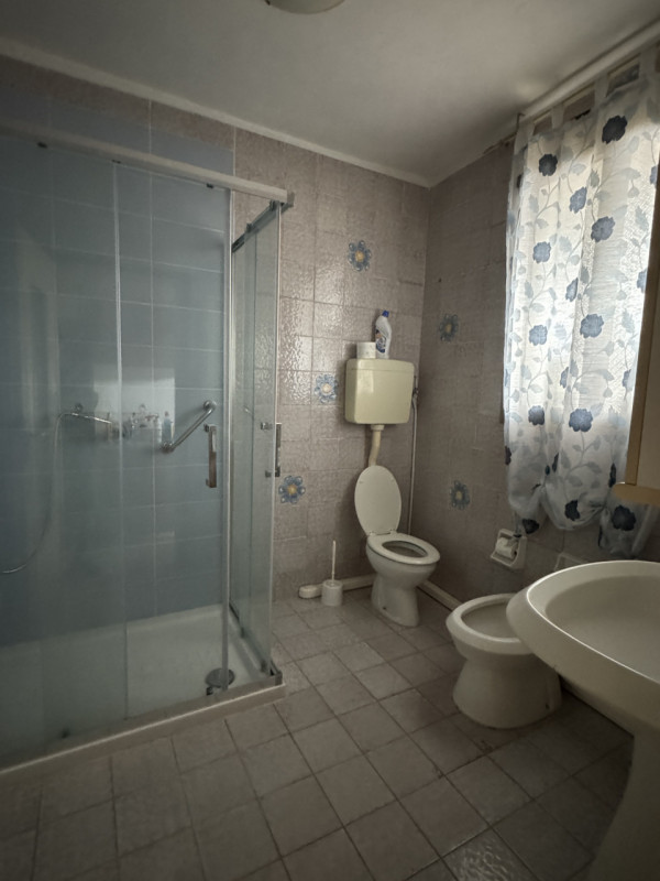 A Lonigo, proponiamo in vendita una spaziosa casa terratetto sviluppata su tre piani fuori terra ...