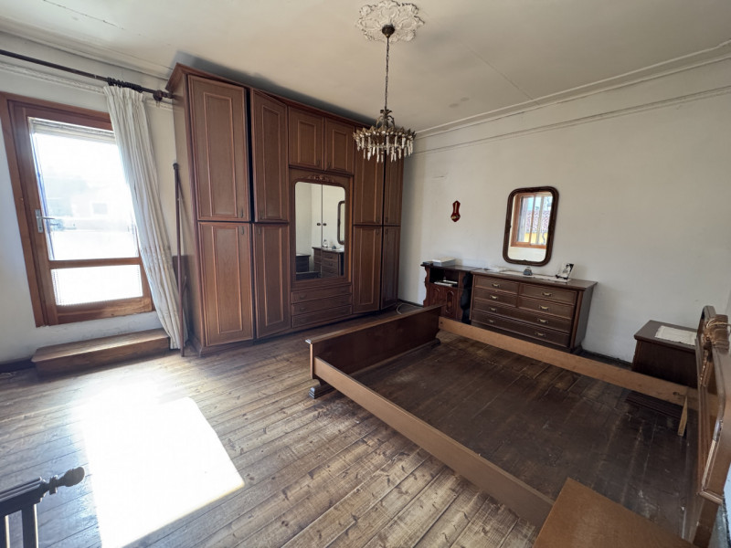 A Lonigo, proponiamo in vendita una spaziosa casa terratetto sviluppata su tre piani fuori terra ...