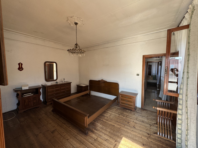 A Lonigo, proponiamo in vendita una spaziosa casa terratetto sviluppata su tre piani fuori terra ...