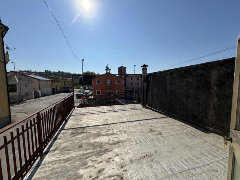 A Lonigo, proponiamo in vendita una spaziosa casa terratetto sviluppata su tre piani fuori terra ...