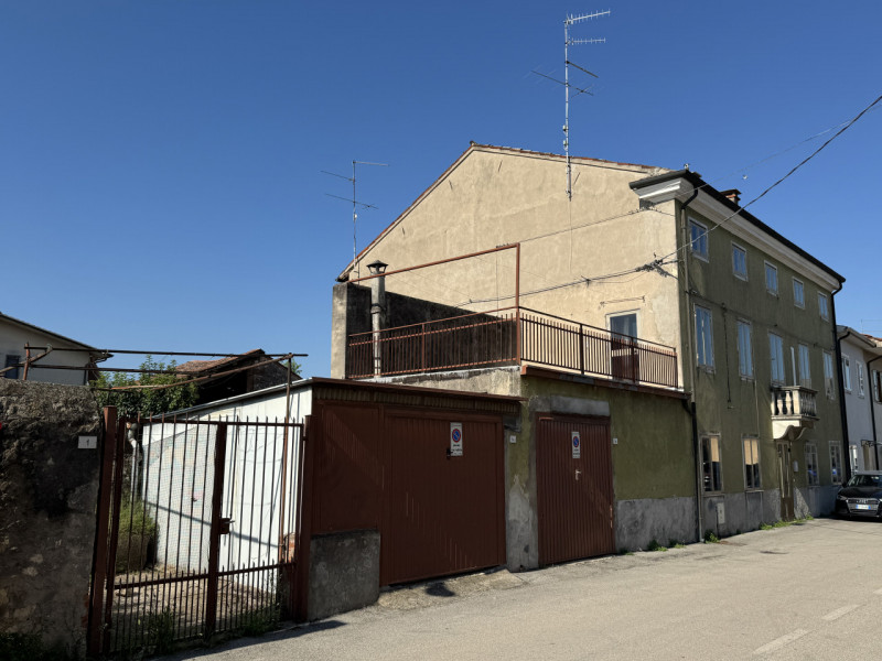A Lonigo, proponiamo in vendita una spaziosa casa terratetto sviluppata su tre piani fuori terra ...