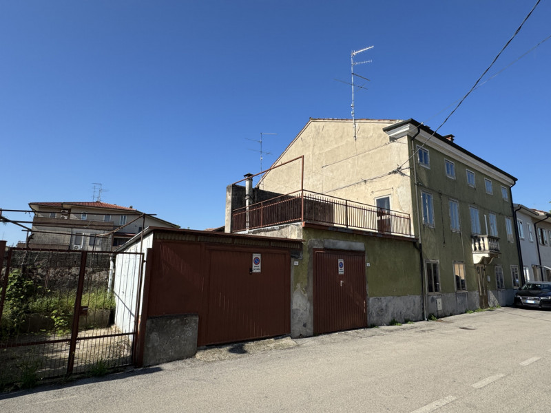 A Lonigo, proponiamo in vendita una spaziosa casa terratetto sviluppata su tre piani fuori terra ...