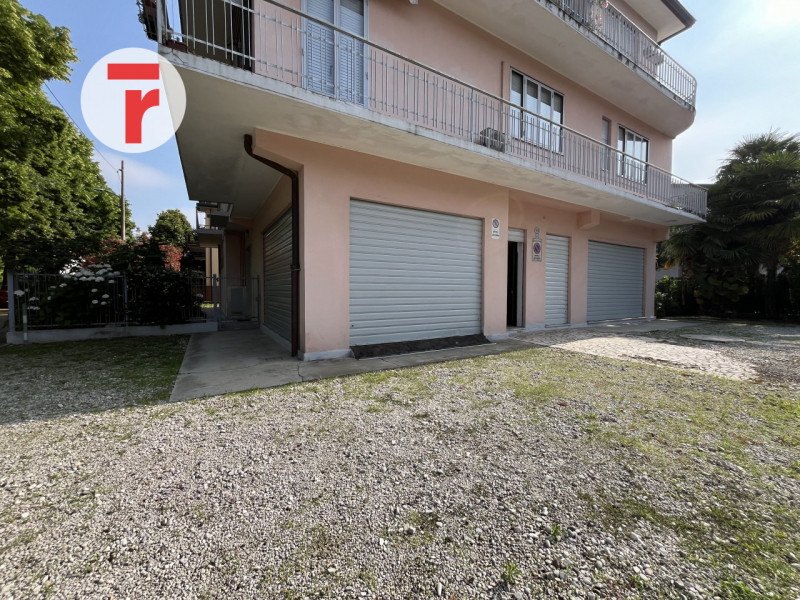 Negozio al piano terra di una palazzina ben mantenuta, con spese condominiali irrisorie pari a so...