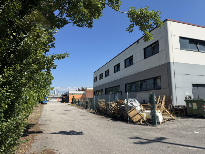 Immobile con destinazione mista fra commerciale, artigianale e direzionale, si trova in posizione...