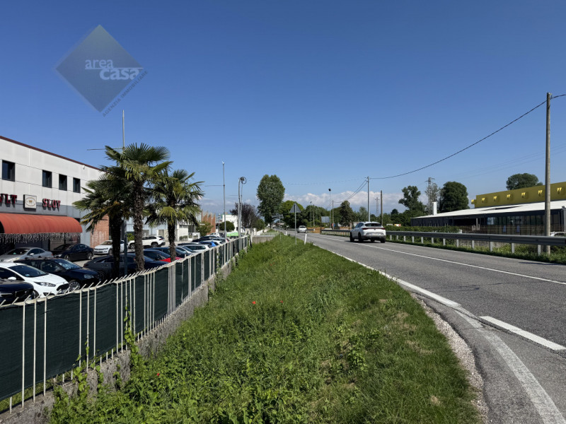 Immobile con destinazione mista fra commerciale, artigianale e direzionale, si trova in posizione...