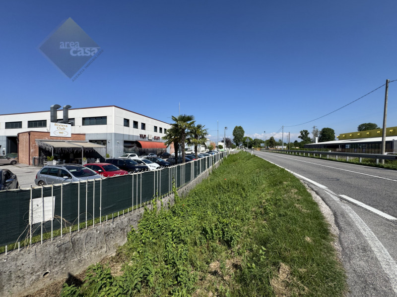 Immobile con destinazione mista fra commerciale, artigianale e direzionale, si trova in posizione...