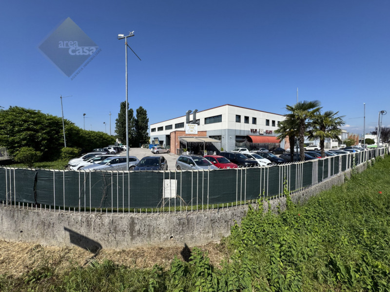 Immobile con destinazione mista fra commerciale, artigianale e direzionale, si trova in posizione...