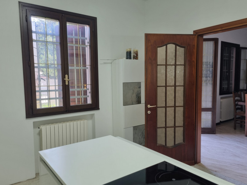 In zona residenziale della storica città di Este, proponiamo in vendita un'ampia casa singola ter...