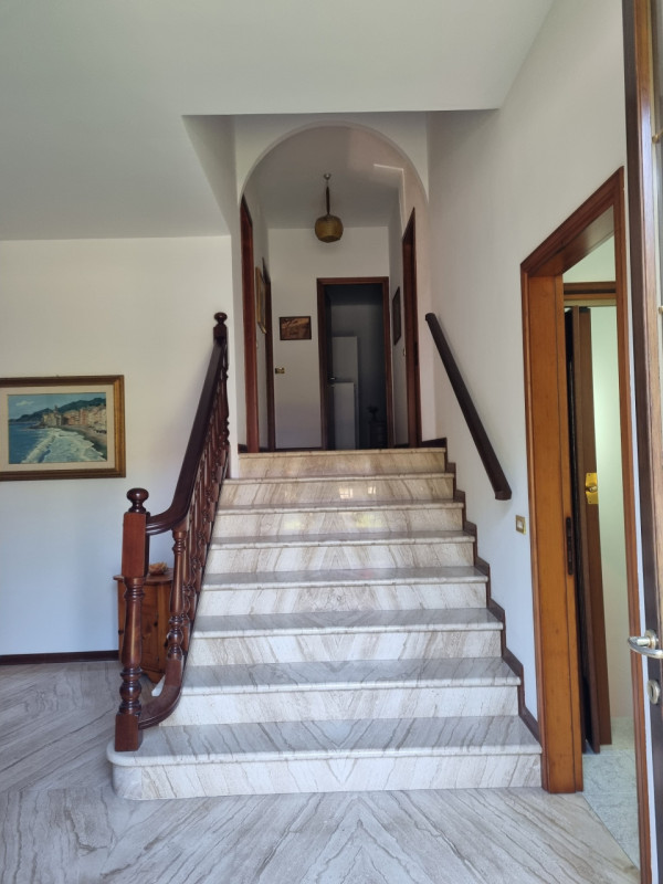 In zona residenziale della storica città di Este, proponiamo in vendita un'ampia casa singola ter...