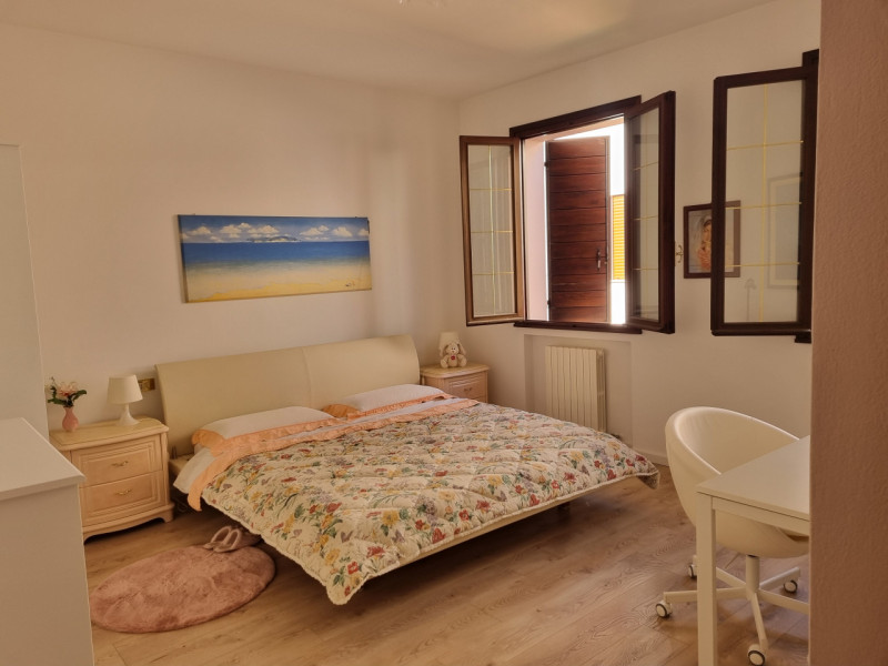 In zona residenziale della storica città di Este, proponiamo in vendita un'ampia casa singola ter...