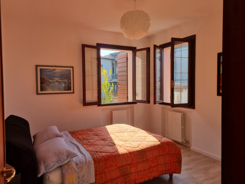 In zona residenziale della storica città di Este, proponiamo in vendita un'ampia casa singola ter...