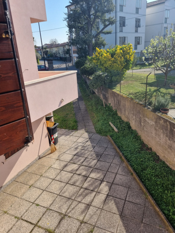 In zona residenziale della storica città di Este, proponiamo in vendita un'ampia casa singola ter...