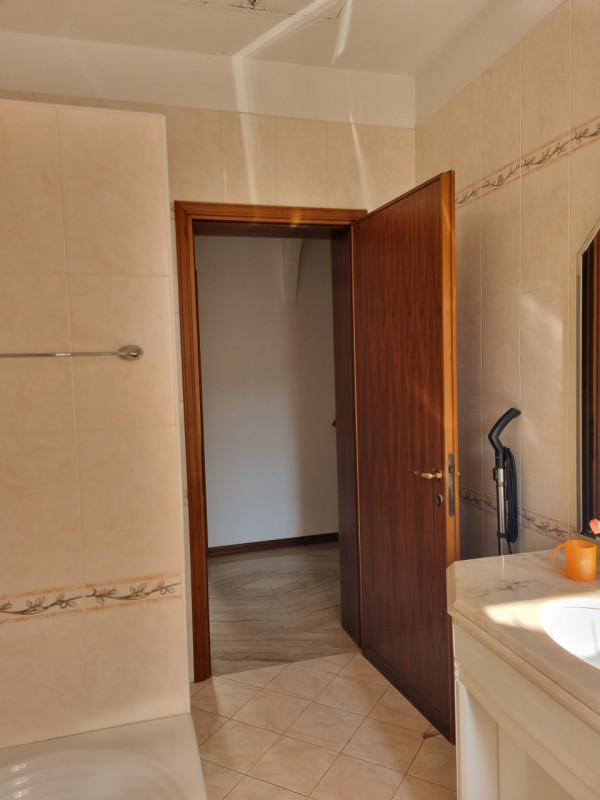 In zona residenziale della storica città di Este, proponiamo in vendita un'ampia casa singola ter...