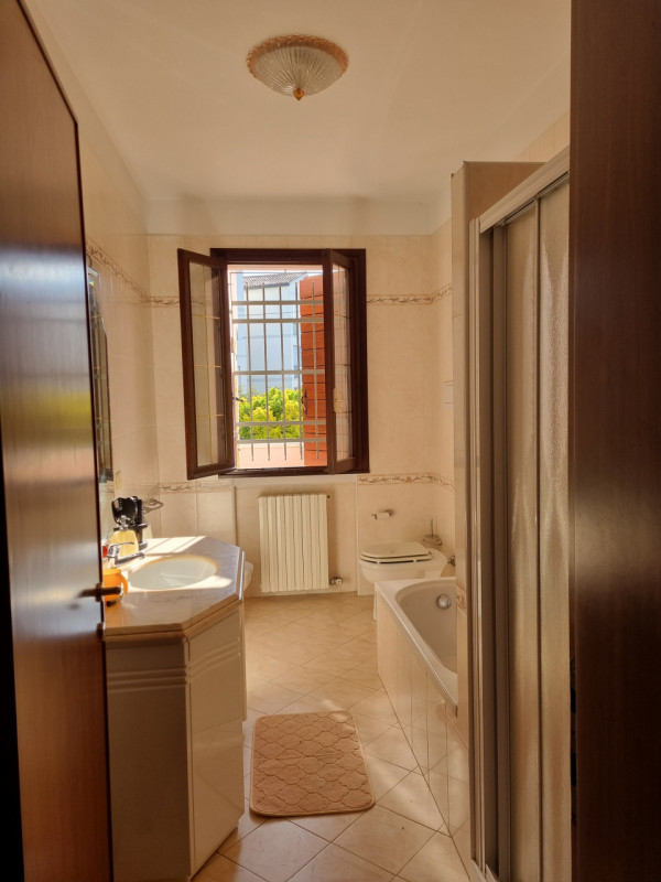 In zona residenziale della storica città di Este, proponiamo in vendita un'ampia casa singola ter...