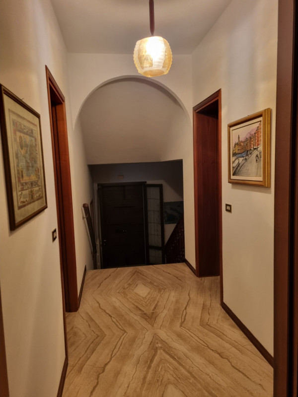 In zona residenziale della storica città di Este, proponiamo in vendita un'ampia casa singola ter...