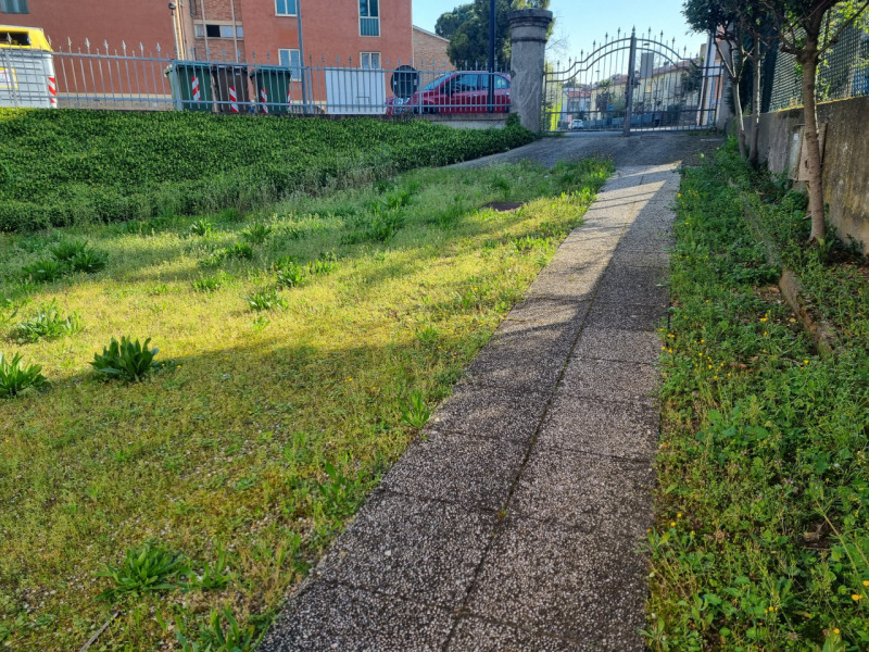 In zona residenziale della storica città di Este, proponiamo in vendita un'ampia casa singola ter...
