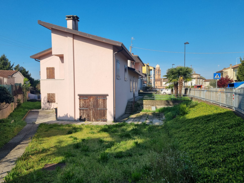 In zona residenziale della storica città di Este, proponiamo in vendita un'ampia casa singola ter...