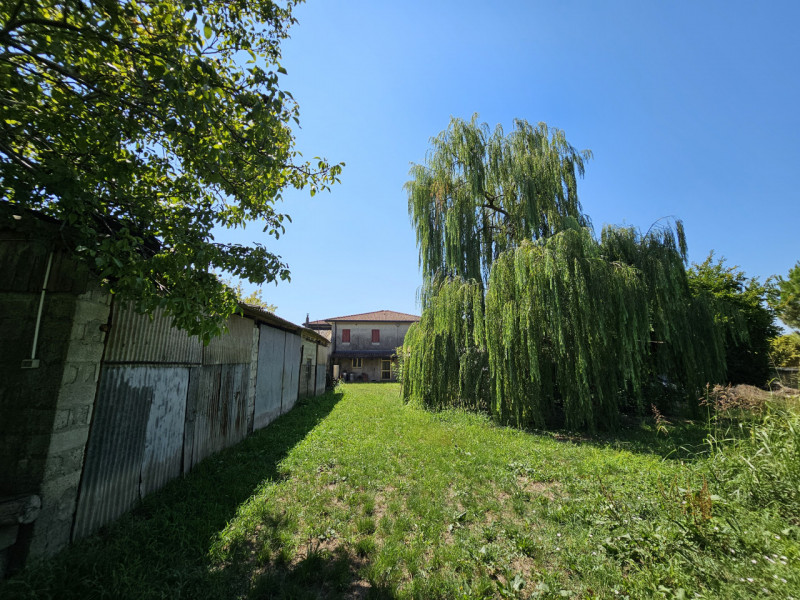 A Megliadino San Vitale, proponiamo in vendita spaziosa soluzione indipendente, con terreno e gra...