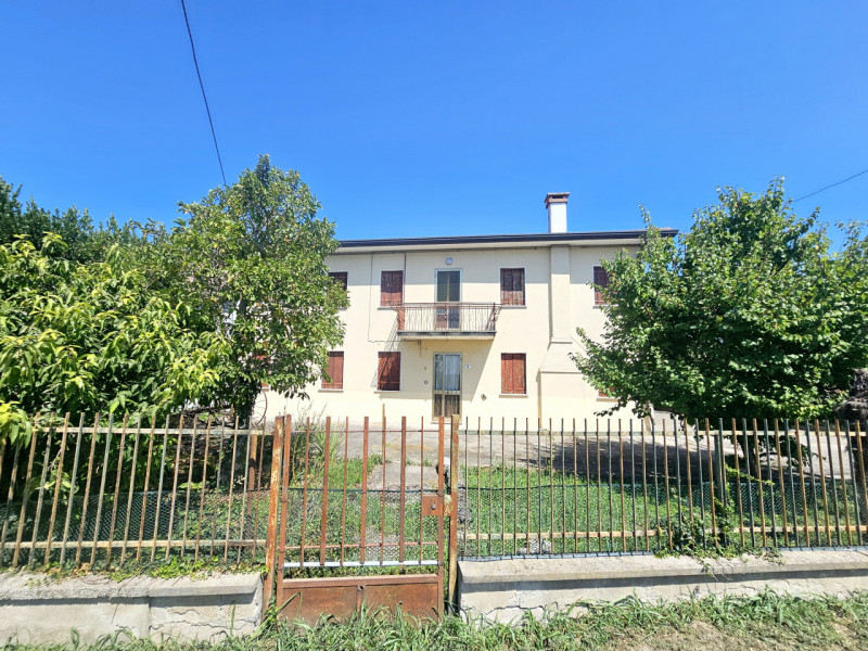 A Megliadino San Vitale, proponiamo in vendita spaziosa soluzione indipendente, con terreno e gra...