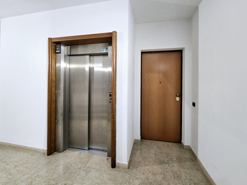 Nella zona artigianale di Este, proponiamo in affitto ufficio al secondo piano, ubicato in un con...