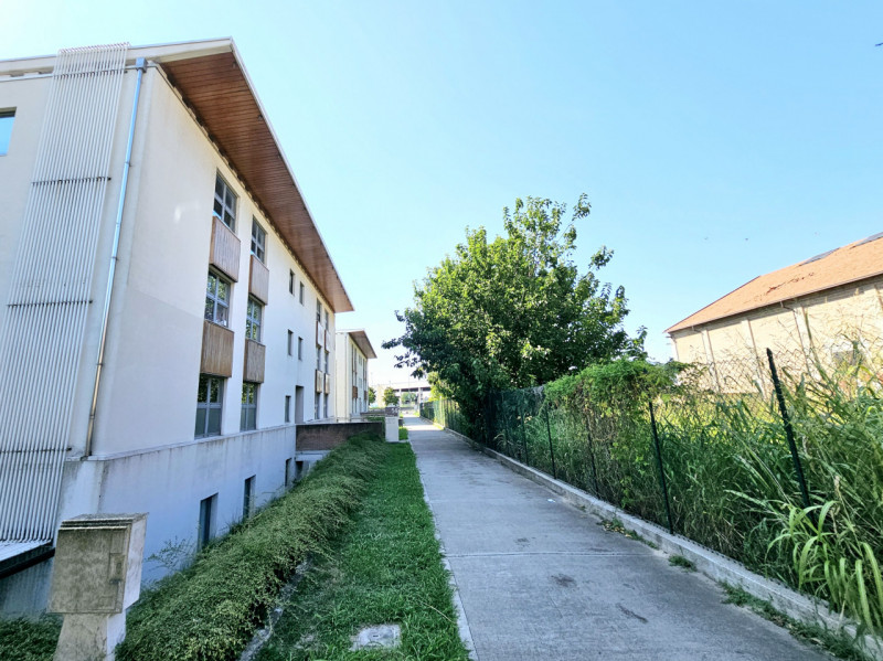 Nella zona artigianale di Este, proponiamo in affitto ufficio al secondo piano, ubicato in un con...