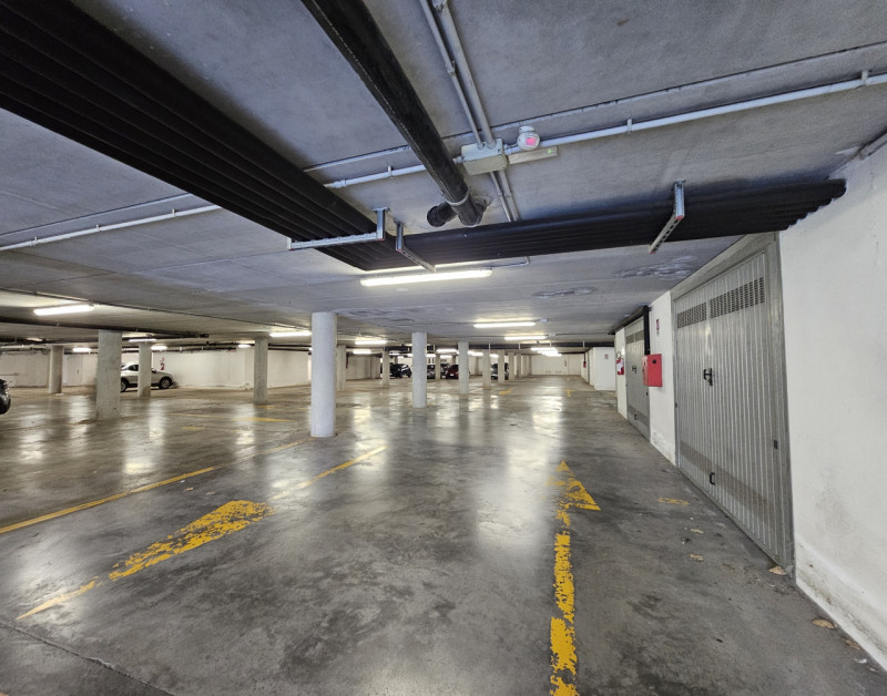 Nella zona artigianale di Este, proponiamo in affitto ufficio al secondo piano, ubicato in un con...