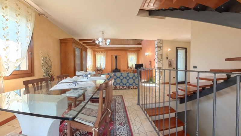 In posizione tranquilla e immersa nel verde, proponiamo in vendita una casa singola di recente co...