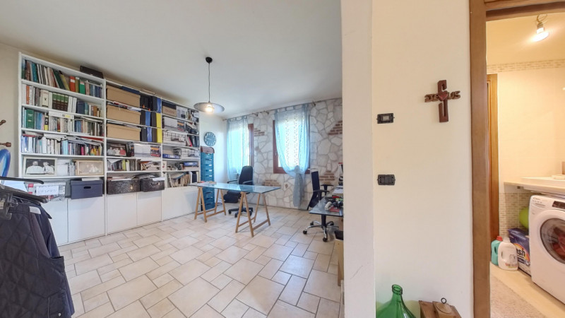 In posizione tranquilla e immersa nel verde, proponiamo in vendita una casa singola di recente co...