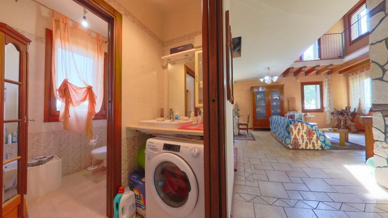 In posizione tranquilla e immersa nel verde, proponiamo in vendita una casa singola di recente co...