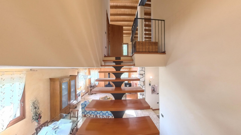 In posizione tranquilla e immersa nel verde, proponiamo in vendita una casa singola di recente co...