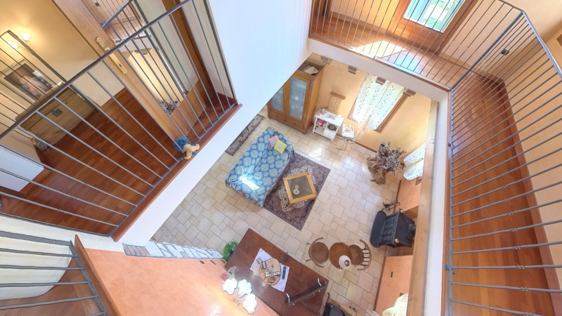 In posizione tranquilla e immersa nel verde, proponiamo in vendita una casa singola di recente co...