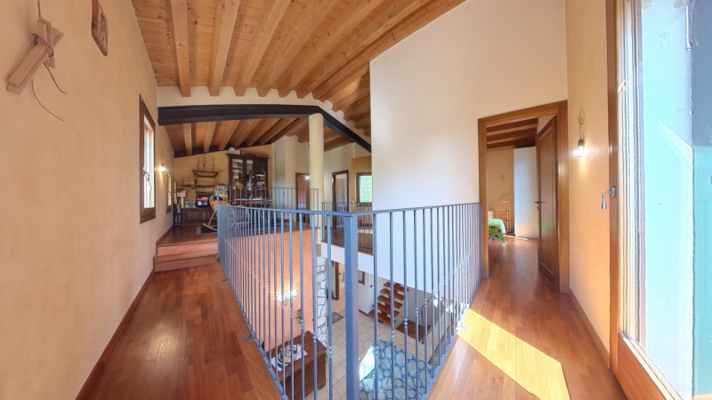 In posizione tranquilla e immersa nel verde, proponiamo in vendita una casa singola di recente co...