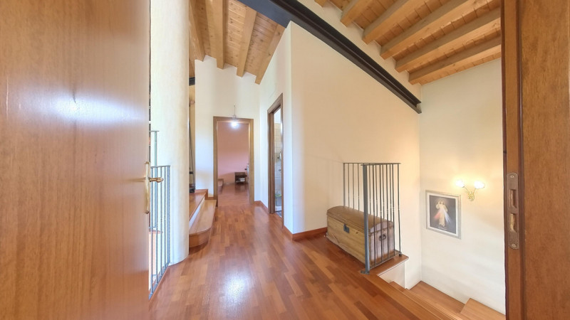 In posizione tranquilla e immersa nel verde, proponiamo in vendita una casa singola di recente co...