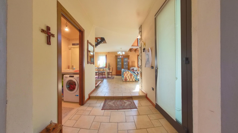 In posizione tranquilla e immersa nel verde, proponiamo in vendita una casa singola di recente co...