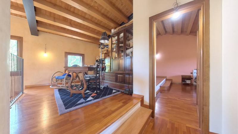 In posizione tranquilla e immersa nel verde, proponiamo in vendita una casa singola di recente co...