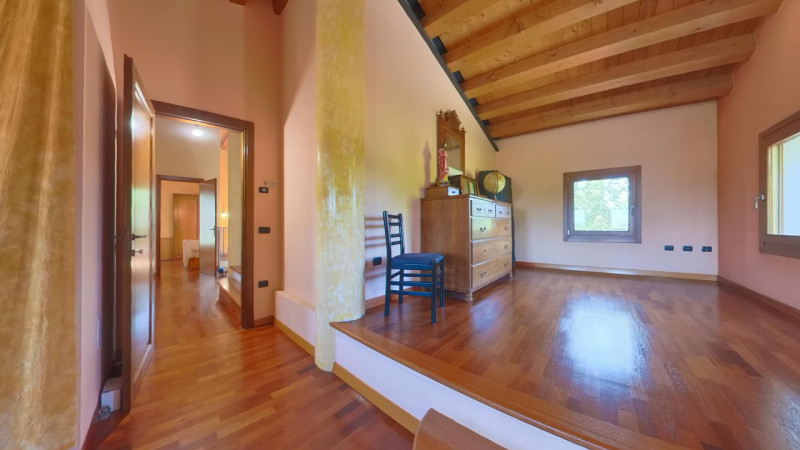 In posizione tranquilla e immersa nel verde, proponiamo in vendita una casa singola di recente co...