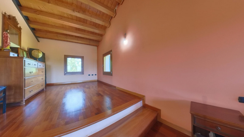 In posizione tranquilla e immersa nel verde, proponiamo in vendita una casa singola di recente co...