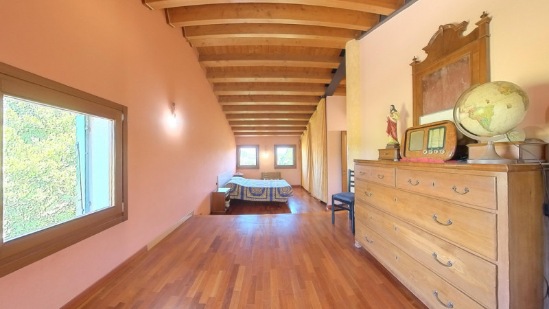 In posizione tranquilla e immersa nel verde, proponiamo in vendita una casa singola di recente co...